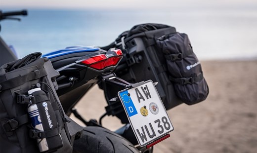 Sportlicher Kennzeichenträger für die BMW R 1300 R und RS