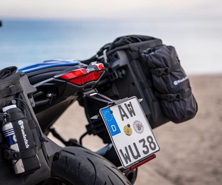 Sportlicher Kennzeichenträger für die BMW R 1300 R und