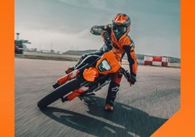 Starte in die Saison mit KTM Finance Mit der Saison 2026 startet ein neues Kapitel voller Tempo, Energie und echter  READY TO RACE   Momente. Jetzt ist der perfekte Zeitpunkt, wieder aufzudrehen und die Straße zu deinem Spielplatz zu machen.