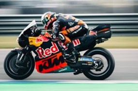 3 Gründe, sich 2026 auf Red Bull KTM & MotoGP™ zu freuen 2026 markiert KTMs 10. Saison in der ultrakompetitiven MotoGP-Serie. Und sie könnte außerdem eine der prägnantesten werden: Es ... Weiter >>