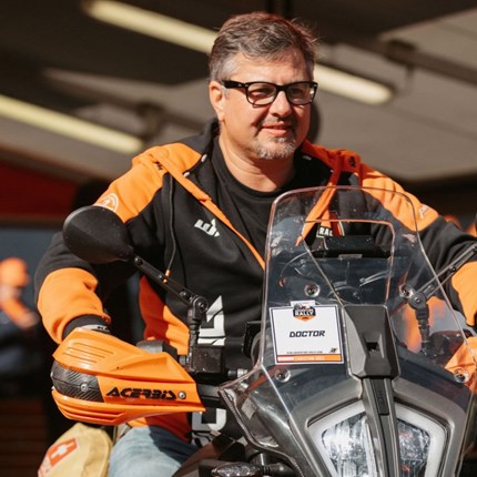 RAUS AUS DER KOMFORTZONE. READY TO RACE. READY TO RACE ist sein Antrieb – auf dem Bike, im Beruf und im ORANGE BOARD. Kein Tamtam, keine Umwege. Nur pures Fahrerlebnis ... Weiter >>