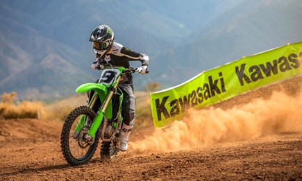 Kawasaki kündigt neue KX250 und KX450 für das Jahr 2026 an | Kawasaki