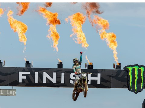 Erster MX2-Grand-Prix‑Sieg für TRIUMPH: Camden McLellan gewinnt auf der TF 250-X