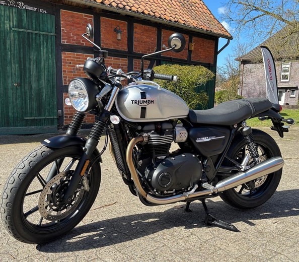 Triumph Speed Twin --Topzustand-- 
Nur 3.358 Km! Mehr unter Lagerfahrzeuge!