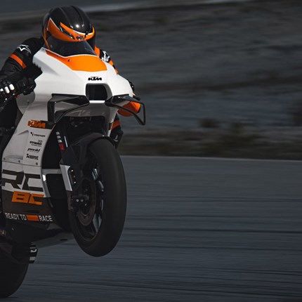 2024 KTM RC 8C Die KTM RC 8C hat einen einzigen, einfachen Zweck: Orange Dominanz auf die Rennstrecke zu bringen. Als maßgeschneiderte, kompromisslose Rennmaschine ist die KTM RC 8C auf die besonderen Fahrerinnen und Fahrer ausgerichtet, die mit dem Ellenbogen den Boden aufwirbeln. Das Motorrad ist auf 100 Stück limitiert und ein echter READY TO RACE-Prototyp, gemacht, um Rundenrekorde zu brechen.