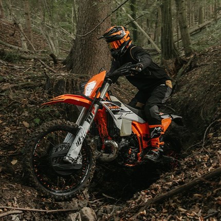 2026 KTM 300 EXC HARDENDURO Die KTM 300 EXC HARDENDURO 2026 ist bereit, aus dem Rennsport-Van auf die Leitung des Startvorgangs für den Prolog zu rollen.  ... Weiter >>
