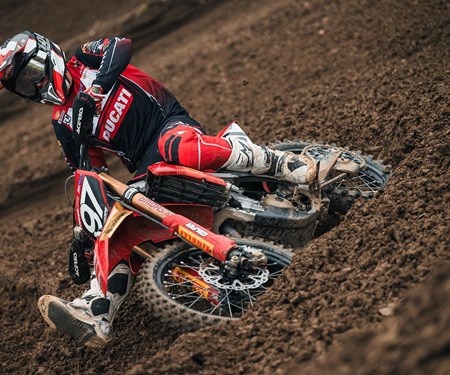 Historisches erstes Podium für die Desmo250 MX bei der EMX250 in der Schweiz
