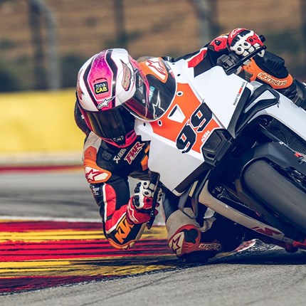 2026 KTM 990 RC R Track Die KTM 990 RC R TRACK trägt unverkennbar die DNA des MotoGP-Motorrads KTM RC16. READY TO RACE ist hier nicht nur ein Leitsatz ... Weiter >>