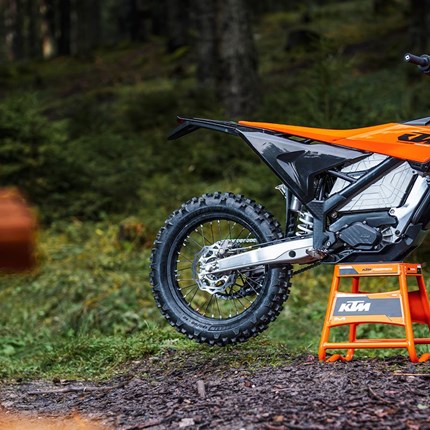 2027 KTM FREERIDE E Die komplett neue KTM FREERIDE E bringt frischen Schwung ins elektrische Offroad-Fahren. Leicht, agil und nahezu geräuschlos eröffnet sie neue Möglichkeiten auf Trails, die für herkömmliche Bikes unerreichbar sind. Der neue, leistungsstarke Antriebsstrang liefert sofort verfügbares Drehmoment, 19,2 kW Spitzenleistung und drei anpassbare Fahrmodi. Die weiterentwickelte, austauschbare 5,5 kWh Batterie ermöglicht bis zu drei Stunden Fahrzeit. Ein neu entwickeltes Chassis, WP XACT/XPLOR Fahrwerk und Straßenzulassung machen sie bereit für abgelegene Strecken ebenso wie für den Alltag.