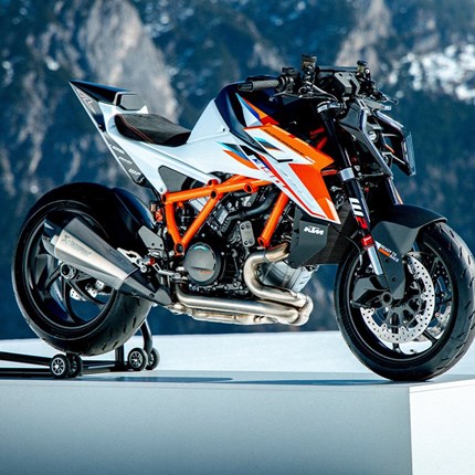 2026 KTM 1390 Super Duke RR Du willst das Rezept für pure, unverfälschte NAKED-Performance? Nimm einen furchterregenden 1350ccm V-Twin Motor mit CAMSHIFT  ... Weiter >>