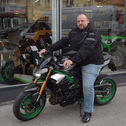 Man sagt, Stress tötet – ich habe das Heilmittel gefunden… 
Mario hat das perfekte Heilmittel gegen Stress. Die neue wunderschöne Kawasaki Z 900 SE! Wir wünschen mit dem Bike viel Spaß ... Weiter >>