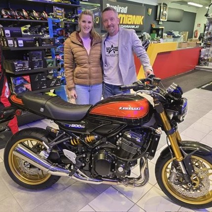  Junge Fahrer wählen ein Ziel und fahren los… Ältere Fahrer wählen eine Richtung und fahren los. 
Uwe hat sein Traumbike gefunden. Die Kawasaki Z 900 RS SE. Wir wünschen mit der Schönheit viel Spaß und viele unfallfreie Au ... Weiter >>