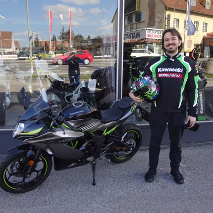 Biker-Himmel: freie Straße, voller Tank, Vollgas. 
Es freut uns dass wir an Martin eine neue Kawasaki Ninja 125 übergeben dürfen! Wir wünschen viel Spaß mit dem neuen Motorrad!