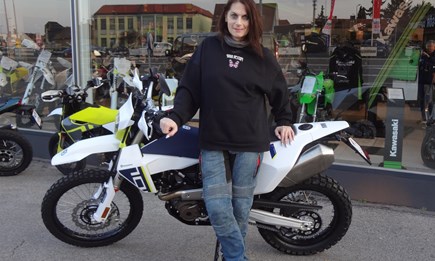 Notiz an mich selbst: Fahre niemals Motorrad in Stilettos und Minirock.