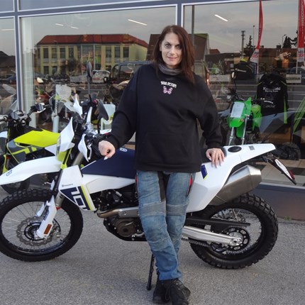 Notiz an mich selbst: Fahre niemals Motorrad in Stilettos und Minirock. 
Diesen Ratschlag wird sich Nadja sicher zu Herzen nehmen wenn sie auf ihre Husqvarna 701 Enduro aufsteigt. Wir wünschen mit  ... Weiter >>