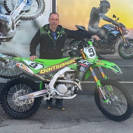 Übergabe einer Kawasaki KX 450 ! 
Einmal Kawasaki - immer Kawasaki! Es freut uns, dass wir an den Obmann-Stellvertreter des MCW Wolkersdorf  und guten Freund  ... Weiter >>