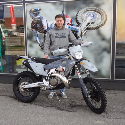 Husqvarna TE 300 Pro / 2026 bereit für die ersten Enduroeinsätze! 
Für Florian kann ab sofort die Enduro-Saison voll durchstarten. Er hat sich heute seine neue Husqvarna TE 300 Pro, Modell 20 ... Weiter >>