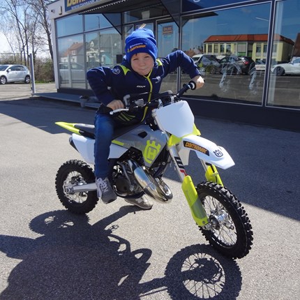 Manche Osterwünsche gehen in Erfüllung! Elias hat sich vom Osterhasen ein neues größeres Motorrad gewünscht. Wie man sieht, wenn man brav genug ist erfüllt sich der H ... Weiter >>
