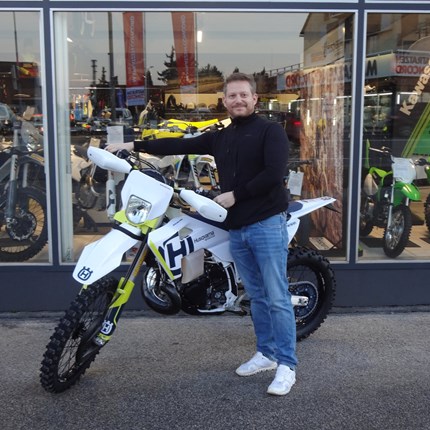 3,2,1 .....meins 
Lukas hat sich unsere letzte Husqvarna TE 300 Pro gesichert. Die sehr persönlich konfigurierte Schönheit lässt keine Wünsche ... Weiter >>