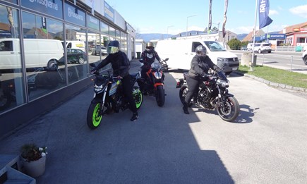 Alle Frauen werden gleich geboren, nur die Besten werden Motorradfahrerinnen!
