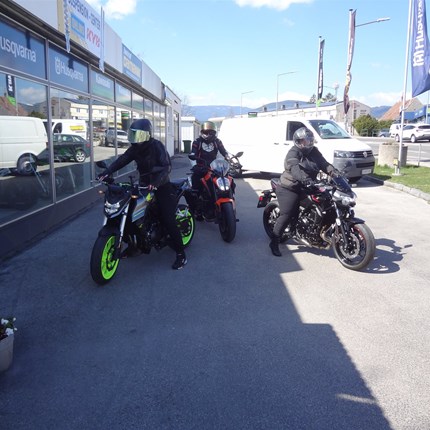 Alle Frauen werden gleich geboren, nur die Besten werden Motorradfahrerinnen! 
Zuerst den Motorradführerschein und danach eine neue Kawasaki Z 650 abgeholt! Der bikergirlsclub begleitet Rasema bei ihren  ... Weiter >>