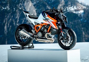 2026 KTM 1390 Super Duke RR Du willst das Rezept für pure, unverfälschte NAKED-Performance? Nimm einen furchterregenden 1350ccm V-Twin Motor mit CAMSHIFT Technologie. Füge ein erhabenes Fahrwerk mit leichten 7-Speichen-Schmiederädern hinzu, die mit Michelin Power GP Hypersport-Gummi ummantelt sind und für Agilität sorgen. Dann greifst du nach dem obersten Regal und fügst eine Prise WP PRO COMPONENTS aus der MotoGP mit frisch gepressten BREMBO Bremsen hinzu. Zu guter Letzt wird das Ganze mit einem kompletten Satz Karbonteile für zusätzliche Exklusivität kombiniert und mit dem komplettesten Elektronikpaket, das es je bei einer KTM gab, serviert. Das Ergebnis? Begrüße die KTM 1390 SUPER DUKE RR - ein Einsitzer, der nur darauf wartet, entfesselt zu werden.