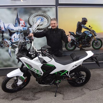 Das Leben ist eine Reise, genieße jede Kurve. 
Es ist Zeit für eine Veränderung! Thomas hat sein "altes" Bike gegen die brandneue Kawasaki KLE 500 SE / 2026 eingetauscht.  ... Weiter >>