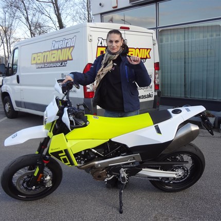 Ich fahre nicht, um zu fliehen, sondern um mich lebendig zu fühlen ! Die Übergabe einer neuen Husqvarna 701 Supermoto ist ein besonderer Moment. Nachdem Nadja bereits eine Husqvarna 701 Enduro in ... Weiter >>