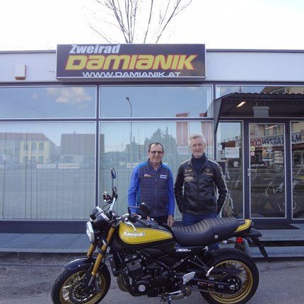 Vier Räder bewegen den Körper, zwei Räder die Seele. 
Es muss nicht immer ein neues Bike sein. Ab und zu hat man Glück und findet eine sehr gepflegte Schönheit in Form einer Kawa ... Weiter >>