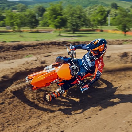 2027 KTM 85 SX 19/16 Die letzte Stufe wartet. Die KTM 85 SX 19/16 ist bereit, das Tempo für dich zu erhöhen. Entwickelt auf der Rennstrecke und auf internationalem Niveau, bietet die KTM 85 SX 19/16 deutlich verbessertes Handling, explosive Leistungsentfaltung und bewährte READY TO RACE-DNA – durch ihre Komponenten und ihren Stammbaum. Ihr habt gesprochen, wir haben zugehört. Wir haben entwickelt. Setz nun die Reise fort. Schnell.