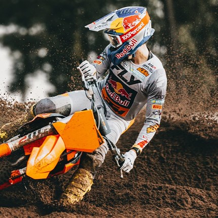 2027 KTM 350 SX-F Mit über einem Jahrzehnt Rennerfahrung – und Siegen –  hat die KTM 350 SX-F den Ruf des Underdogs längst abgelegt und sich zu einem würdigen Gegner entwickelt. Mit nutzbarer Leistung über den gesamten Drehzahlbereich, unvergleichlicher Stabilität bei hoher Geschwindigkeit und echten Meisterschaftsqualitäten ist die KTM 350 SX-F wieder READY TO RACE.