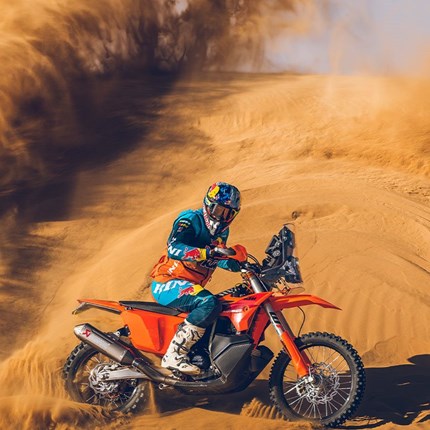 2027 KTM 450 RALLY REPLICA Wir können es sagen: Die KTM 450 RALLY REPLICA ist die erfolgreichste Maschine, die jemals bei der Rallye Dakar an den Start gegangen ist. Sie stand nicht nur bei den Profis ganz oben auf dem Treppchen, auch die Siege der Privatfahrer sind ebenso beeindruckend. Mit 12 von 21 Dakar-Siegen für KTM und 250 Etappensiegen ist die KTM 450 RALLY REPLICA nach wie vor das Motorrad, das einem Werksrenner am nächsten kommt, wenn er beim Händler steht.