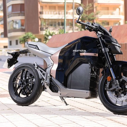 Weiter gedacht: 'Be the wind'– zur Entwicklung der Honda WN7 Die neue Honda WN7 trifft in Kürze bei den Vertragshändlern ein || Projektleiter Masatsugu Tanaka erläutert die Entwicklungs-P ... Weiter >>