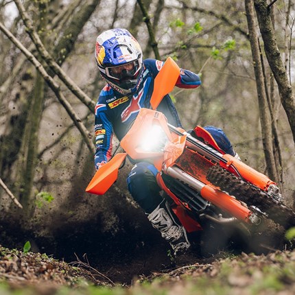 2027 KTM 500 EXC-F Eine verlassene Stadt erkunden? Erledigt. Dreck im Wald aufwirbeln? Kein Problem. Durch tiefe Sandwüsten jagen? Let's go! Die KTM 500 EXC-F schreckt vor nichts zurück. Mit massiver Leistung, leichtem Rahmen und klassenführender Federung bleibt dieses Hubraum-Kraftpaket überraschend kontrollierbar - die ultimative Halbliter-Waffe in deinem Enduro-Arsenal.