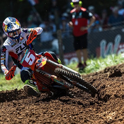 10 MINUTEN MIT DEM JUNGEN MXGP-WM-TITELANWÄRTER LUCAS COENEN Viele große Namen der Motocross-WM fuhren für Red Bull KTM Factory Racing – und Lucas Coenen ist auf bestem Weg, sich ebenfalls in diese Liste einzureihen. Der 20-jährige Belgier spricht mit uns über sein Talent, seinen Weg an die Spitze, den Druck in der MXGP und seinen Traum von den USA.