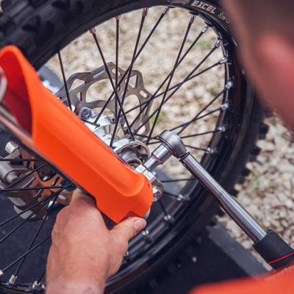 Sicherheit Hier findest du Informationen zur Sicherheit in Verbindung mit KTM-Produkten. Für weitere Details wende dich bitte an einen  autorisierten KTM Händler .