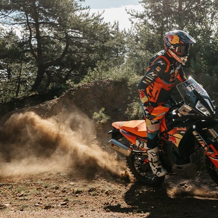 2026 KTM 890 Adventure R Rally Die KTM 890 ADVENTURE R RALLY ist in ihrer Stückzahl limitiert und für Fahrer gebaut, die sich weigern, langsamer zu werden. Sie wurde für diejenigen entwickelt, die jede Reise an dem Terrain messen, das sie erobern - und nicht an den Kilometern, die sie zurücklegen. Für das Jahr 2026 kehrt sie mit einer Rallye-Lackierung zurück, die ihre Absicht unmissverständlich verdeutlicht: Dies ist die am stärksten auf das Gelände ausgerichtete Adventure-Maschine in der KTM-Produktpalette, die pure READY TO RACE-DNA in sich trägt. Sie wurde speziell für das härteste Gelände der Welt entwickelt und verfügt über ein WP XPLOR PRO Fahrwerk, das direkt aus dem Spitzensport übernommen wurde, hochbelastbare Räder, die auch unter härtesten Bedingungen gedeihen, und einen leichten Akrapovič Slip-on, der das Ansprechverhalten und die Einstellung verbessert. Jede Komponente existiert nur aus einem Grund - damit du weiter, schneller und tiefer in die Wildnis vordringen kannst als mit jedem anderen Adventure-Bike zuvor.