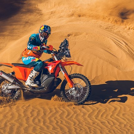 2027 KTM 450 RALLY REPLICA Wir können es sagen: Die KTM 450 RALLY REPLICA ist die erfolgreichste Maschine, die jemals bei der Rallye Dakar an den Start gegangen ist. Sie stand nicht nur bei den Profis ganz oben auf dem Treppchen, auch die Siege der Privatfahrer sind ebenso beeindruckend. Mit 12 von 21 Dakar-Siegen für KTM und 250 Etappensiegen ist die KTM 450 RALLY REPLICA nach wie vor das Motorrad, das einem Werksrenner am nächsten kommt, wenn er beim Händler steht.