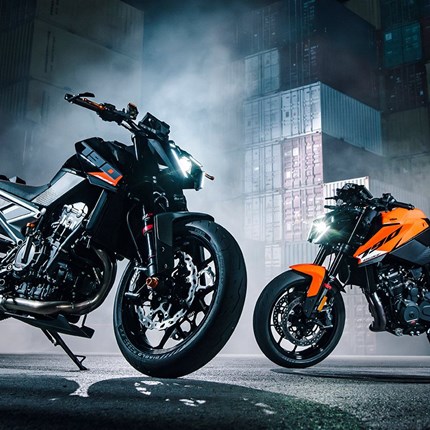 2027 KTM 790 Duke Cut on Command. Die 2027 KTM 790 DUKE wartet nicht. Sie reagiert – unmittelbar und präzise. Jeder Impuls wird ohne Zögern umgesetzt. Bekannt für ihre messerscharfe Agilität und präzise Linienführung hat die 790 DUKE einen weiteren Schritt in Richtung kompromissloser, fahrerorientierter Kontrolle gemacht. Angetrieben von ihrem 799-cm³-LC8c-Parallel-Twin in einem der leichtesten und kompaktesten Chassis ihrer Klasse präsentiert sich die 2027 KTM 790 DUKE nicht nur noch präziser, sondern auch markanter im Auftritt. Modernste Elektronik sorgt für noch mehr Kontrolle, während sie ihre Naked-Bike-Performance in der Mittelklasse weiter ausbaut. In Österreich entwickelt und konstruiert, in China montiert.