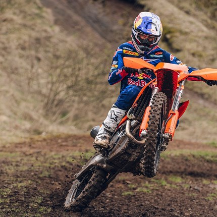 2027 KTM 450 EXC-F Die KTM 450 EXC-F startet mit neuem Hunger nach dem Limit in die Open Class. Mit klassenführendem Fahrwerk, souveräner Federung, rennerprobter Verkleidung und fahrerorientierter Ergonomie - ganz zu schweigen von einem der erfolgreichsten 450-cm³-Motoren der Klasse - ist die KTM 450 EXC-F bereit, vom Start weg das Podium ins Visier zu nehmen.