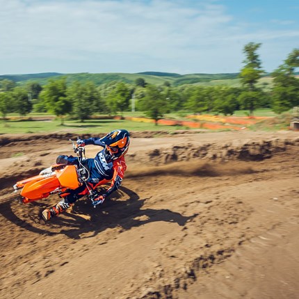 2027 KTM 85 SX 17/14 STEP INTO THE BIG LEAGUES\nDie letzte Stufe wartet. Die KTM 85 SX 17/14 ist bereit, das Tempo für dich zu erhöhen. Entwickelt  ... Weiter >>