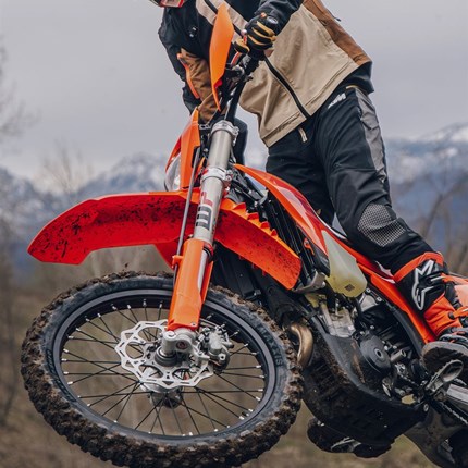 2027 KTM 250 EXC-F Die KTM 250 EXC-F ist seit Jahren die erste Wahl für ambitionierte Wochenendfahrer und erfahrene Rennchampions – und das aus gutem Grund. Klassenführendes Handling, kräftiges Drehmoment im unteren Bereich und ein vertrauenerweckendes Fahrverhalten machen es leicht, schnell zu fahren und alle Grenzen auszuloten. Sie ist bereit, bis ans Limit zu gehen. Die Frage ist: Bist du bereit, dein eigenes Limit neu zu definieren?