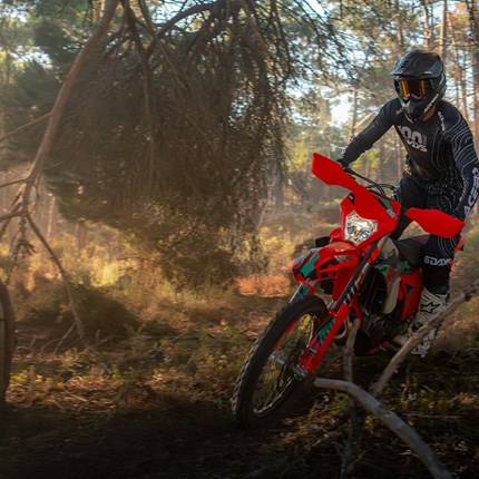 2027 KTM 450 EXC-F 6DAYS Gebaut für Fahrer, die unter härtesten Rennbedingungen pushen: Die KTM 450 EXC-F 6DAYS liefert ein kraftvolles und zugleich kontrollierbares Performance-Paket für extremes Enduro. Starke 4-Takt-Power trifft auf ein leichtes, agiles Fahrwerk – für präzises Handling, starke Traktion und Vertrauen in anspruchsvollem Terrain.