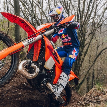 2027 KTM 125 XC-W Mit dem Ziel, den Titel in den 125-cm³-Junior-Enduro-Klassen zurückzuerobern, steht die KTM 125 XC-W für die Spitze der 2-Takt-Motortechnologie. Entwickelt für ambitionierte Junior-Enduro-Racer und Hobbyfahrer, die eine performanceorientierte Maschine wollen – und Pokale für Platz eins. *Dieses Modell ist ausschließlich für den Wettbewerbseinsatz bestimmt und besitzt keine Straßenzulassung.