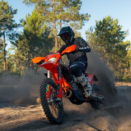2027 KTM 500 EXC-F 6DAYS Entwickelt aus KTMs ISDE-Sieger-DNA: Die KTM 500 EXC-F 6DAYS ist gebaut, um das härteste Terrain der Welt zu dominieren. Explosive 500-cm³-Performance trifft auf ein rennbewährtes Fahrwerk und liefert überragende Power, Kontrolle und Haltbarkeit für extreme Enduro-Bedingungen.