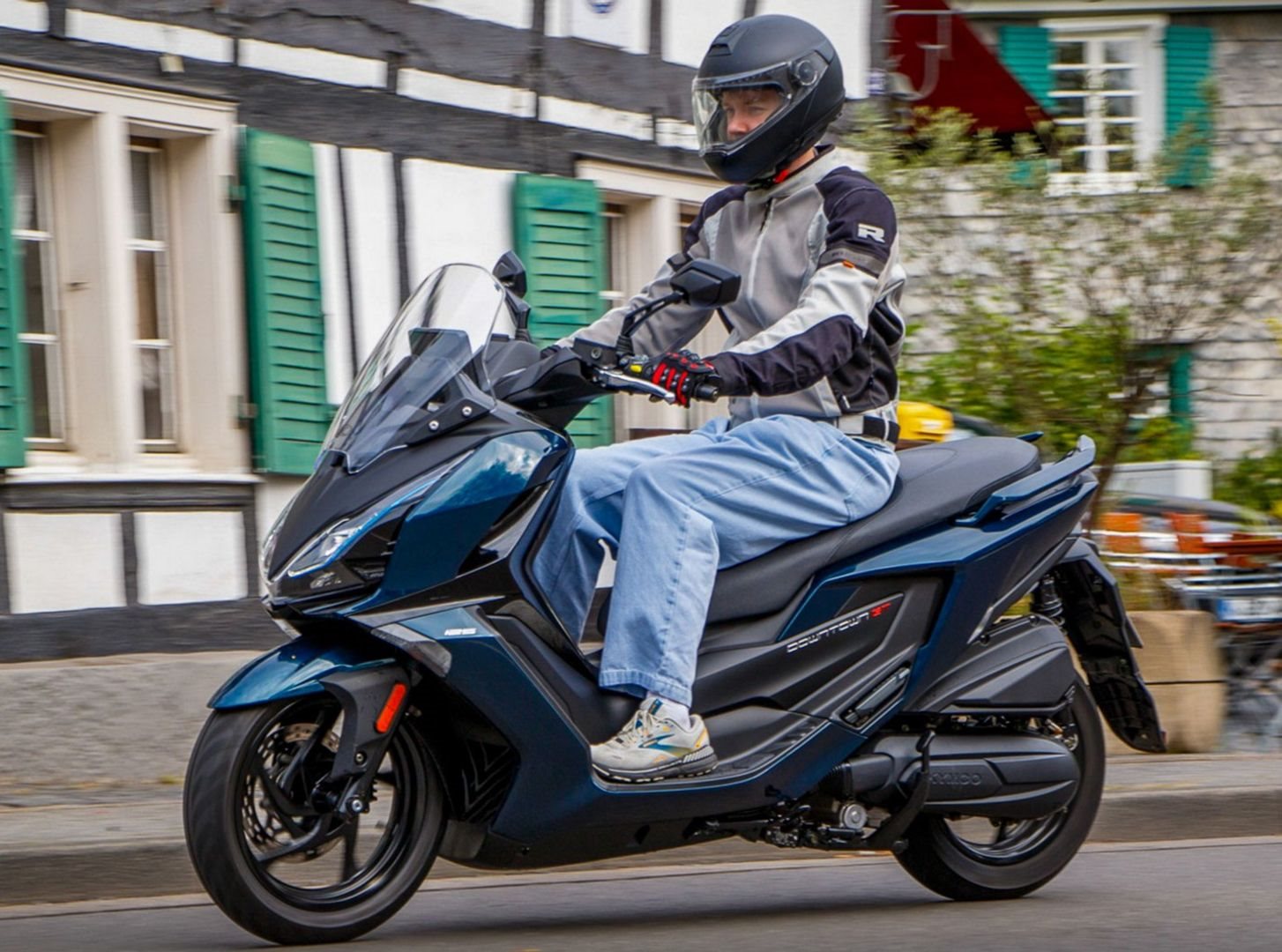 KYMCO Downtown GT 125i ABS im Motoretta-Test: Komfortabler 125er Touring-Roller mit Top-Ausstattung