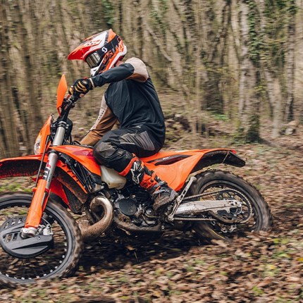 2027 KTM 250 XC-W Die KTM 250 XC-W bietet Enduro-Fahrern die perfekte Kombination aus Leistung und Fahrbarkeit und setzt damit den Maßstab in der hart umkämpften E1-Klasse. Mit ihrem auf Performance ausgelegten Rahmen, der weiterentwickelten Closed-Cartridge-Federung und der leistungsstarken TBI-Technologie bleibt sie eine kompromisslos abgestimmte Maschine, die die Grenzen im Offroad-Segment kontinuierlich erweitert. Wie weit du gehst, entscheidest du selbst.. *Dieses Modell ist ausschließlich für den Wettbewerbseinsatz bestimmt und besitzt keine Straßenzulassung.