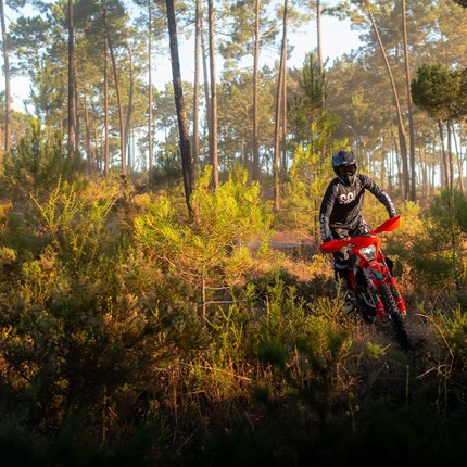 2027 KTM 350 EXC-F 6DAYS Die KTM 350 EXC-F 6DAYS trifft die perfekte Balance aus Power und Agilität und ist dafür gebaut, in verschiedensten Enduro-Bed ... Weiter >>
