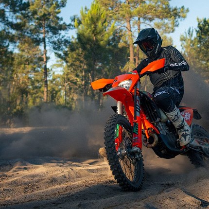 2027 KTM 500 EXC-F 6DAYS Entwickelt aus KTMs ISDE-Sieger-DNA: Die KTM 500 EXC-F 6DAYS ist gebaut, um das härteste Terrain der Welt zu dominieren. Explo ... Weiter >>