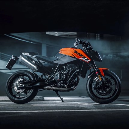 The Scalpel  
Cut on Command. Die 2027 KTM 790 DUKE wartet nicht. Sie reagiert – unmittelbar und präzise. Jeder Impuls wird ohne Zögern um ... Weiter >>